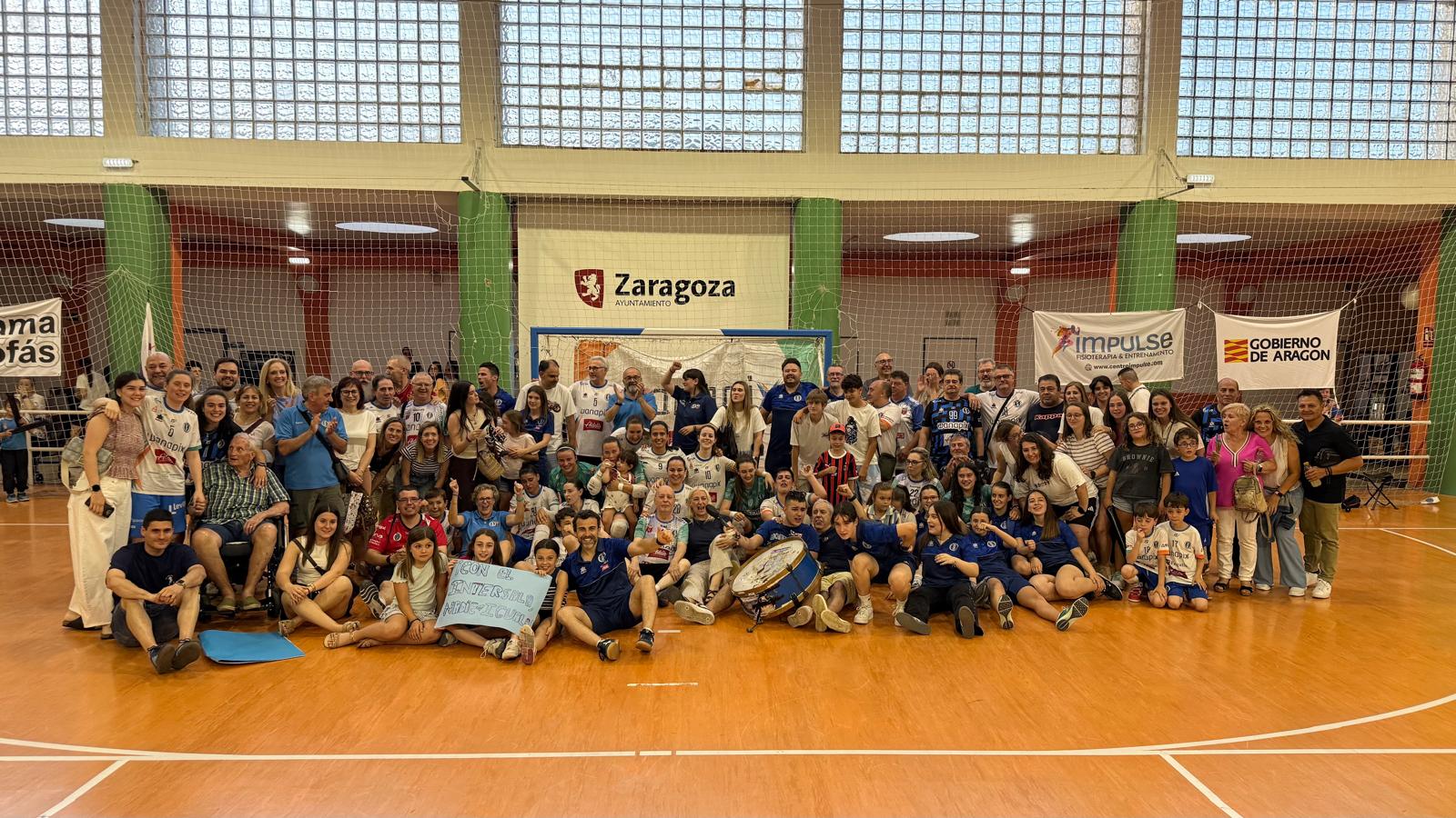 Era complicado, pero no imposible, y Wanapix Aldelís lo logró. En la prórroga, cuando ya no daban las piernas, las jugadoras mañas sacaron casta y terminaron logrando la remontada ante el CD Segosala para entrar en la final de los play-offs de ascenso a Primera División. El duelo comenzó igualado, pero con un Wanapix Aldelís decidido a lograr la remontada. No tardó en golpear primero al aprovechar un fallo rival. Marina no falló a puerta vacía y adelantó a las locales. La afición se vino arriba, pero Segosala respondió rápidamente por medio de Paula, que aprovechó una transición para hacer el empate. El tanto de la igualada no hizo que Wanapix Aldelís variara su plan de partido y siguió encontrando huecos en la defensa segoviana. Rebe se topó con Sonia en un mano a mano, Belén mandó el balón al lateral de la red y Marina cruzó demasiado su disparo antes de hacer el segundo tanto maño. La número 22 finalizó a la perfección una jugada de estrategia y devolvió la ilusión a la grada. Con el 2-1, Wanapix Aldelís sacó su mejor juego. Sin embargo, apareció Sonia. La portera de Segosala se erigió como un muro, impidiendo los numerosos intentos locales y llevando la desesperación a la grada. Con el gran nivel de la guardameta visitante solo hubo una forma de superarla, y fue mediante un rebote. Un balón largo terminó golpeando en San, que introdujo el balón en su propia portería. Con el 3-1, la grada se vino arriba y eso se transformó rápidamente en el 4-1, obra de Marina con un misil imparable a la escuadra. Se llegó al descanso con el trabajo de la remontada casi hecho, aunque el cansancio ya empezaba a pasar factura. Wanapix Aldelís no quería esperar en la segunda parte y Marina, con su tercer tanto de la tarde, hizo el 5-1 con un punterazo cruzado al poco de comenzar. Lo complicado estaba hecho. Wanapix Aldelís había recuperado el marcador y comenzaba un nuevo partido, aunque la gasolina empezaba a agotarse. Segosala, conocedor de la situación y golpeado por haber perdido la ventaja que traía de la ida, trató de hacerse con el balón y comenzó a generar ocasiones. Ibáñez consiguió romper esa dinámica con un golazo a la salida de un saque de banda para dar algo de calma al equipo. Sin embargo, la alegría duró muy poco, pues Clau devolvió la igualdad a la eliminatoria en la jugada posterior al saque de centro. 6-2 y todavía quedaban siete minutos por delante, mientras las piernas mañas estaban ya al límite. Con mejor físico, Segosala se hizo con el balón, mientras que Wanapix Aldelís se esforzaba en defensa realizando rotaciones rápidas debido a los constantes calambres que sufrían las jugadoras. Pese a la situación, el conjunto zaragozano se mostró como un auténtico equipo y aún rozó la victoria en el tiempo reglamentario con un disparo de Marta que se marchó cruzado. El partido se fue a la prórroga y Wanapix Aldelís solo tenía dos opciones: sentenciar el encuentro o aguantar seis minutos más. La primera parte de la prórroga transcurrió sin demasiadas ocasiones. Ninguno de los dos equipos generó peligro y todo se decidió en los últimos 180 segundos. Segosala tuvo la primera gran oportunidad, pero María apareció para evitar el gol. Las visitantes dominaban el juego, aunque el cansancio también empezó a pasarles factura. En un mal cambio, Marina se quedó sola. Yaiza la vio y se generó una situación de tres contra dos junto a Belén que terminó con el gol de Marina a placer tras el pase de Yaiza. Con menos de dos minutos por jugarse, Wanapix Aldelís tenía dos goles de ventaja en la eliminatoria. Segosala lo intentó con portera-jugadora, pero no encontró el premio. María anotó su primer gol con el primer equipo de puerta a puerta para cerrar el partido y desatar la euforia en La Granja. Wanapix Aldelís: María, Ibáñez, Marta, Yaiza, Belén —cinco inicial—. Marina, Elena, Nere, Patri y Rebe. CD Segosala: Sonia, Val, Alem, Alba, Clau —cinco inicial—. San, María, Cristina, Eva, Sra, Jimena, Paula e Isabel. Goles: 1-0 Marina (min. 3), 1-1 Paula (min. 5), 2-1 Marina (min. 13), 3-1 San (p.p., min. 18), 4-1 Marina (min. 19), 5-1 Marina (min. 21), 6-1 Ibáñez (min. 33), 6-2 Clau (min. 33), 7-2 Marina (min. 45) y 8-2 María (min. 46).